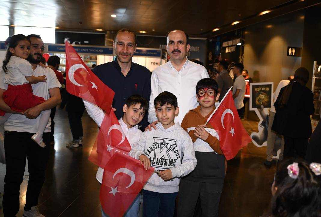 Başkan Altay minik kitap kurtlarıyla bir arada 10